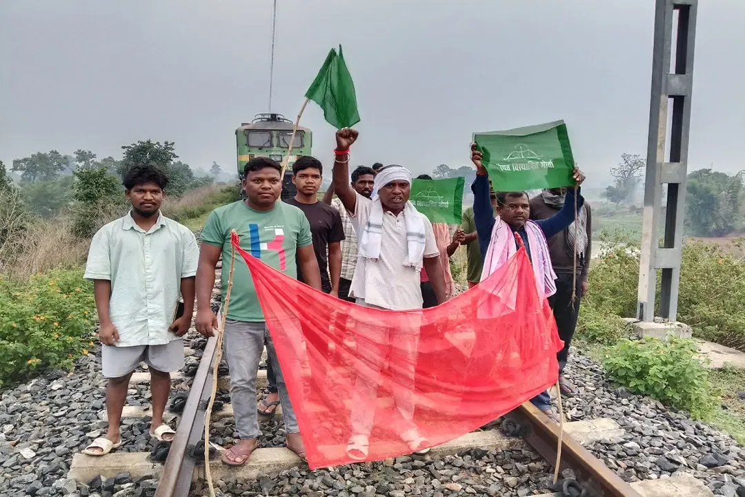 रांची में रैयतों का बड़ा आंदोलन: नौकरी और मुआवजे की मांग पर रेलवे लाइन जाम, कोयला रैक रोकी गई