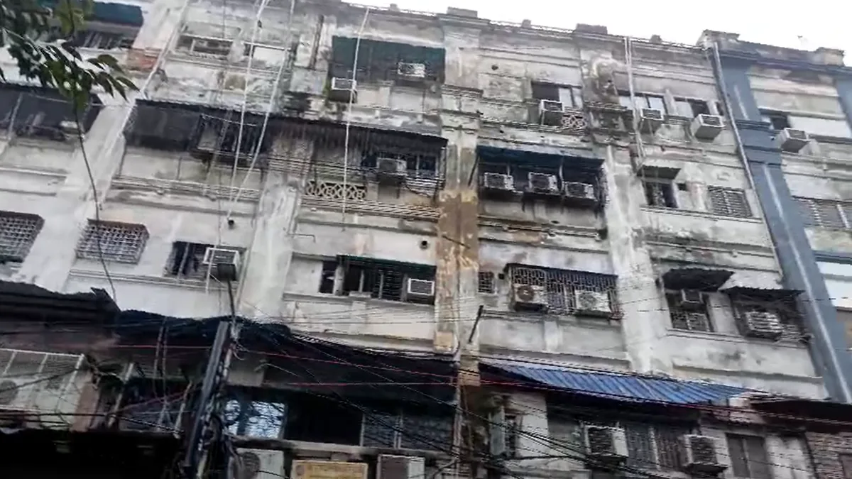 कोलकाता के होटल में भीषण आग: बच्चे समेत 9 लोगों की मौत, कई घायल; आधी रात धुएं में फंसे मेहमान