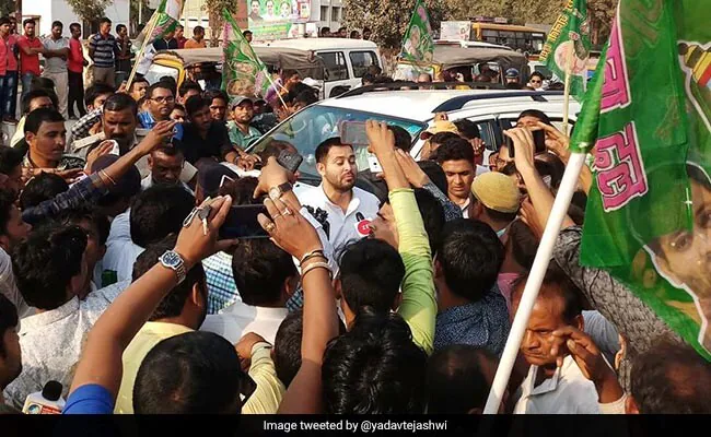 पटना में RJD का प्रदर्शन उग्र, तेजस्वी यादव और मीसा भारती हिरासत में; पुलिस ने चलाया वाटर कैनन