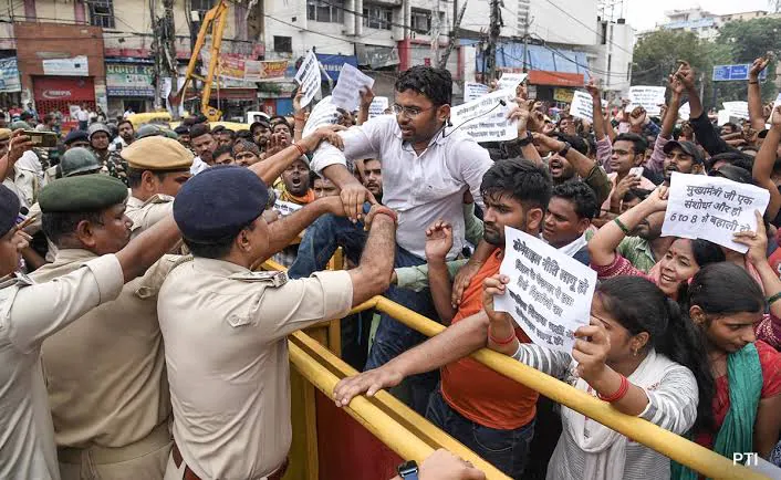 Bihar Job Protest: पटना में नौकरी अभ्यर्थियों का बड़ा आंदोलन, Lok Bhavan मार्च के दौरान पुलिस से टकराव; कई प्रदर्शनकारी हिरासत में