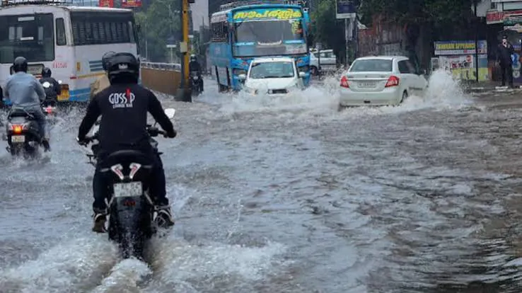 केरल में भारी बारिश का कहर, कई जिलों में ऑरेंज अलर्ट, फ्लैश फ्लड और भूस्खलन से बढ़ी चिंता