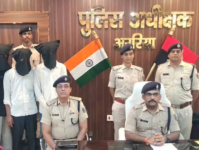 अररिया में आधार और फिंगरप्रिंट से साइबर ठगी का आरोप, 6 गिरफ्तार; मोबाइल-लैपटॉप और स्कैनर बरामद