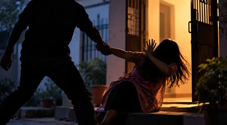 छपरा में स्कूल जा रही 14 साल की छात्रा को वाहन में जबरन बैठाने की कोशिश, दो गिरफ्तार