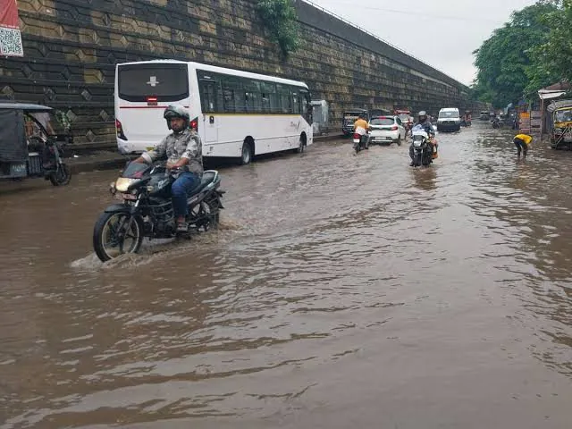 अररिया में बारिश से बिगड़े हालात, सड़कें बनीं कीचड़मय; आगे भी बारिश का अनुमान