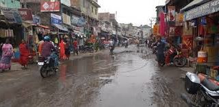 सड़क पर जलजमाव से आवागमन में परेशानी