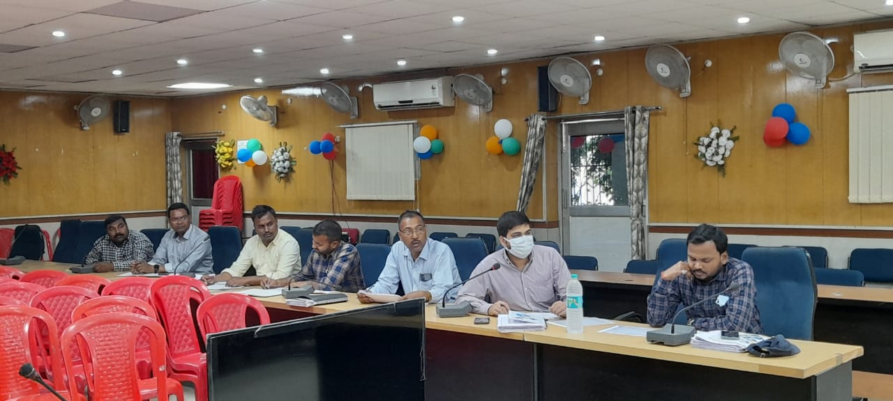 जिलाधिकारी महोदय द्वारा लोक स्वास्थ्य अभियंत्रण विभाग के कार्यो की समीक्षा