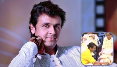 asha bhosle feet with rose petals 37