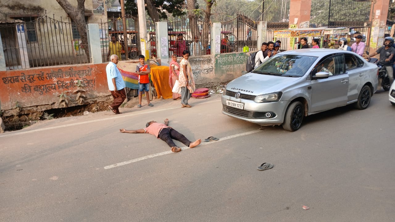 तो क्या हुआ बिहार में शराबबंदी है, यहां तो घूंट लेकर लोग जमकर झूमते हैं,