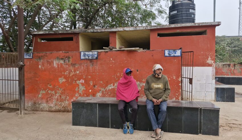 shochalay jana ho tren ka intjar karna padta he