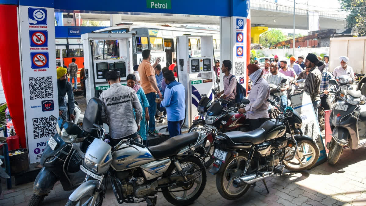 पेट्रोल-डीजल के दाम बढ़ने पर सरकार पर हमला, कांग्रेस बोली- महंगाई मैन मोदी की वसूली शुरू